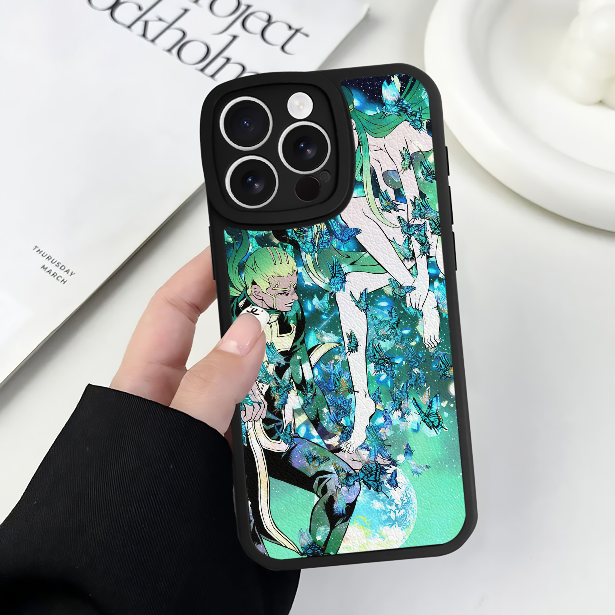 （画像用） ジョジョの奇妙な冒険 JoJo's Bizarre Adventure 【iPhone 16シリーズ対応】シリコンスマホケース（レザー調） 材質：シリコン